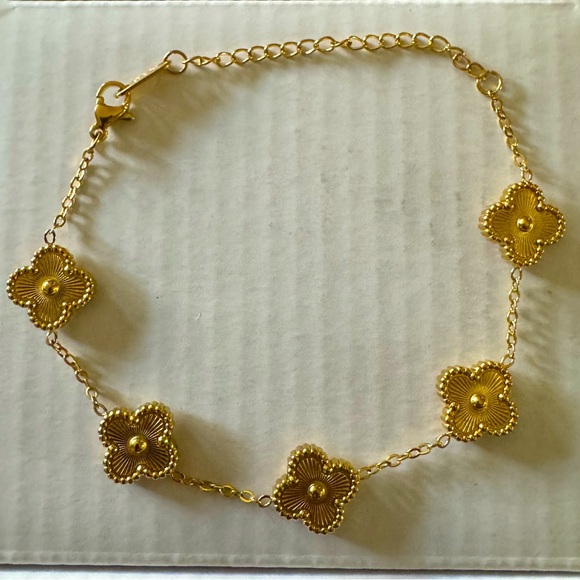 4 Leaf Clover / Flower Necklace, Earrings, Bracelet Set in Gold - Picture 7 of 7